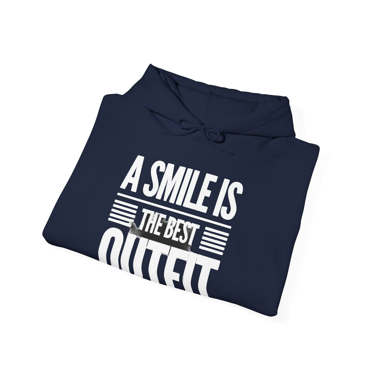 Hoodie bleu marin plié avec le texte blanc « A SMILE IS THE BEST OUTFIT » sur le devant.