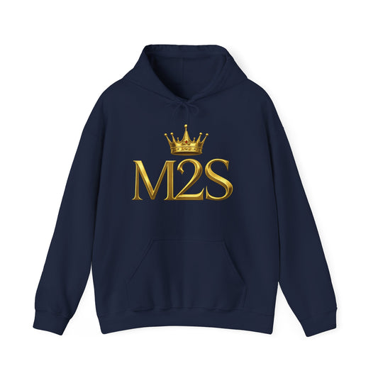 Gros chandail à capuchon bleu marine avec « M2S » doré surmonté d’une couronne.