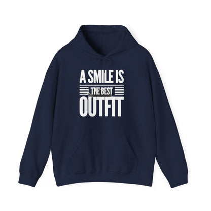 Hoodie bleu marine avec un cordon et l'inscription blanche « A SMILE IS THE BEST OUTFIT ».