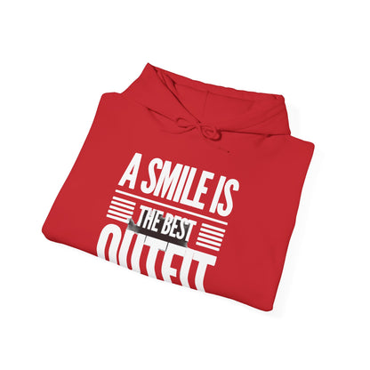 Hoodie rouge plié avec l'inscription blanche «A SMILE IS THE BEST OUTFIT».