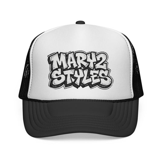 Casquette trucker avec lettrage graffiti noir et blanc sur fond blanc.