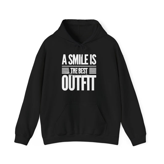 Hoodie noir avec le texte blanc «A SMILE IS THE BEST OUTFIT».