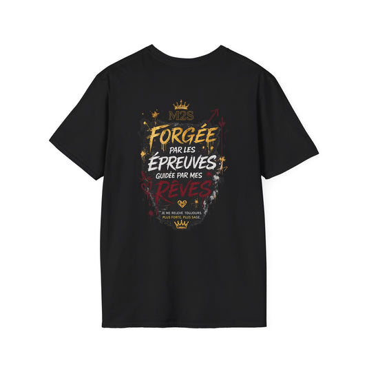 T-shirt noir avec design au dos : « Forgée par les épreuves, guidée par mes rêves » avec couronnes et éclaboussures.