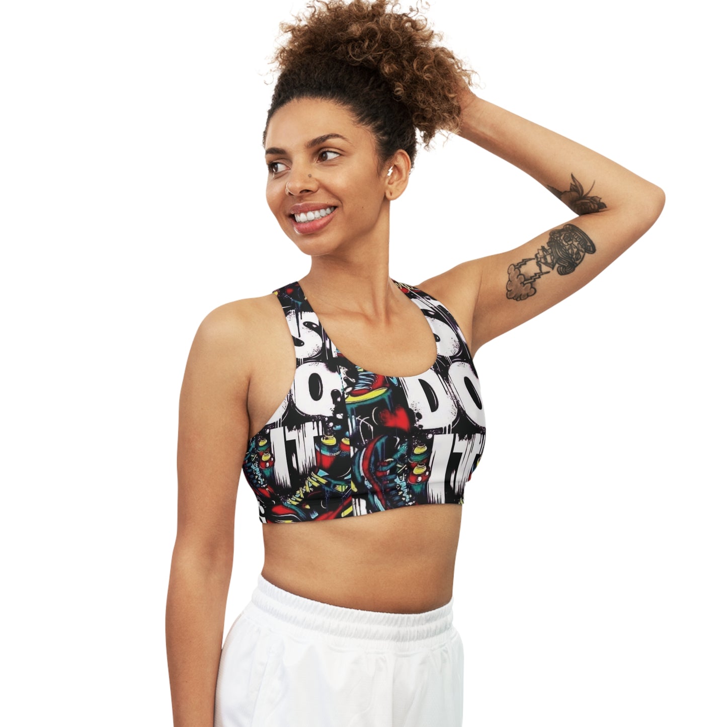 “Do It” sports bra – The energy of street art for your sports sessions.