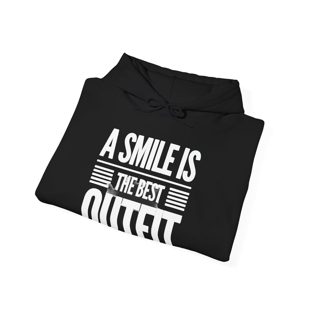 Hoodie noir plié avec l'inscription blanche « A SMILE IS THE BEST OUTFIT » sur le devant.