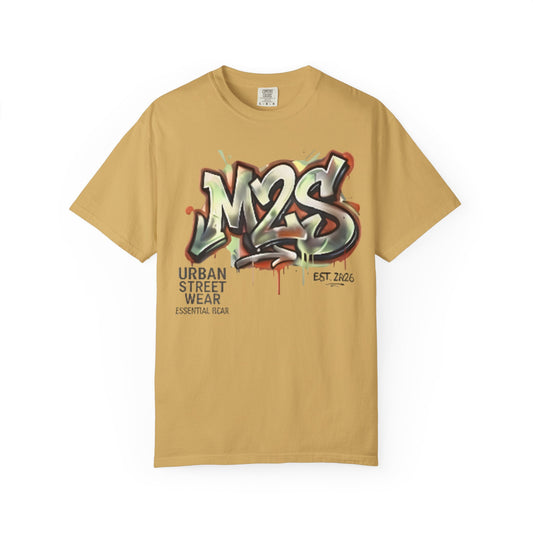 T-shirt moutarde à manches courtes avec lettrage graffiti M2S et texte Urban Street Wear.