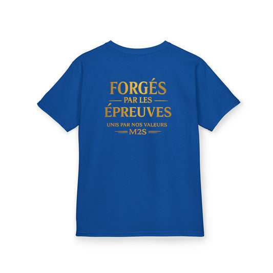T-shirt bleu royal pour enfant, affichant le texte doré FORGÉS PAR LES ÉPREUVES au dos.